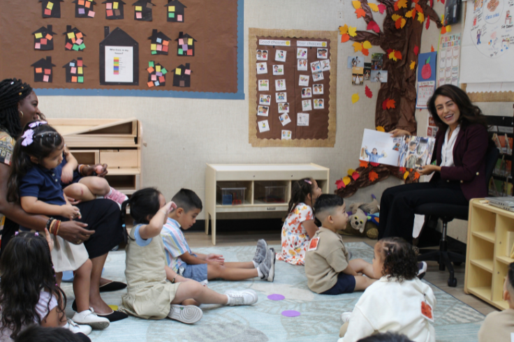 Senator Perez reads to Head Start students